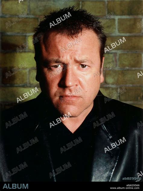 where does ray winstone live.